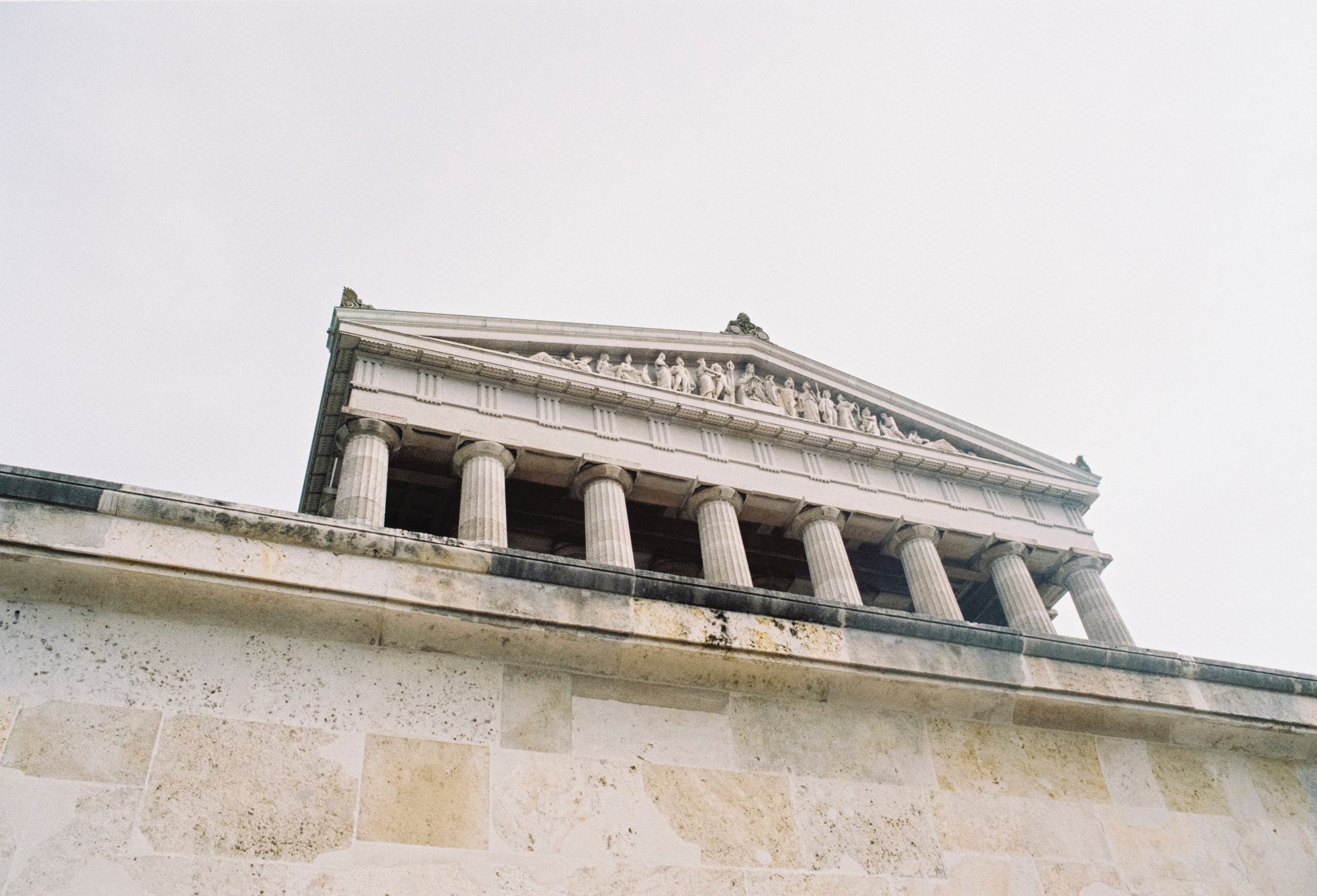 Upward view of a justice building