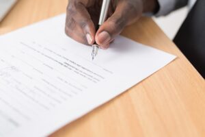A person signing alimony laws in Utah.